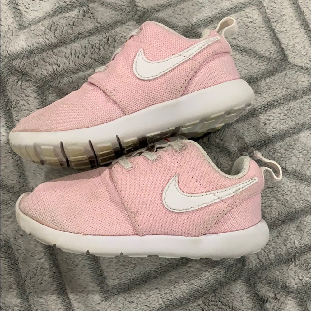 💕Nike Roshe Sneakers💕 - Picture 1 of 5